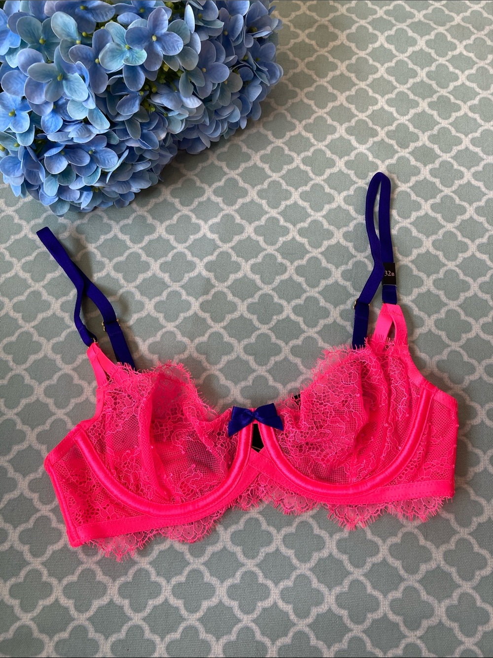 Victoria’s Secret Very Sexy Unlined Lace Demi 32B NWT